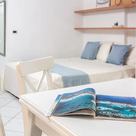 Ampio Attico Monolocale Con Terrazza アパート サンタ・テレーザ・ガッルーラ