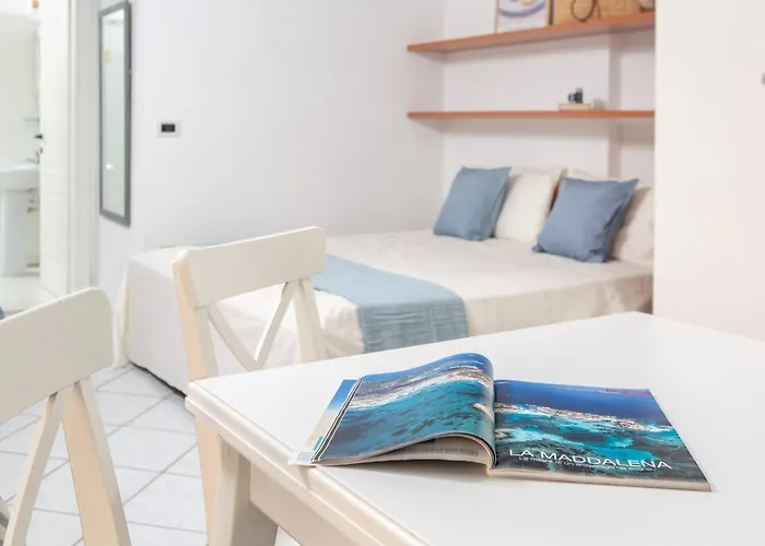 Ampio Attico Monolocale Con Terrazza アパート サンタ・テレーザ・ガッルーラ